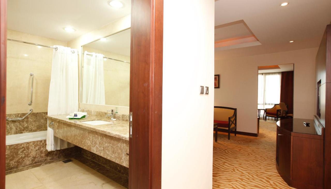 One-Bedroom Suite with Pool View - Smoking